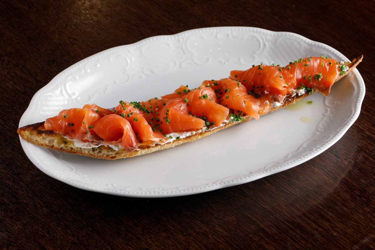 Французский багет с форелью