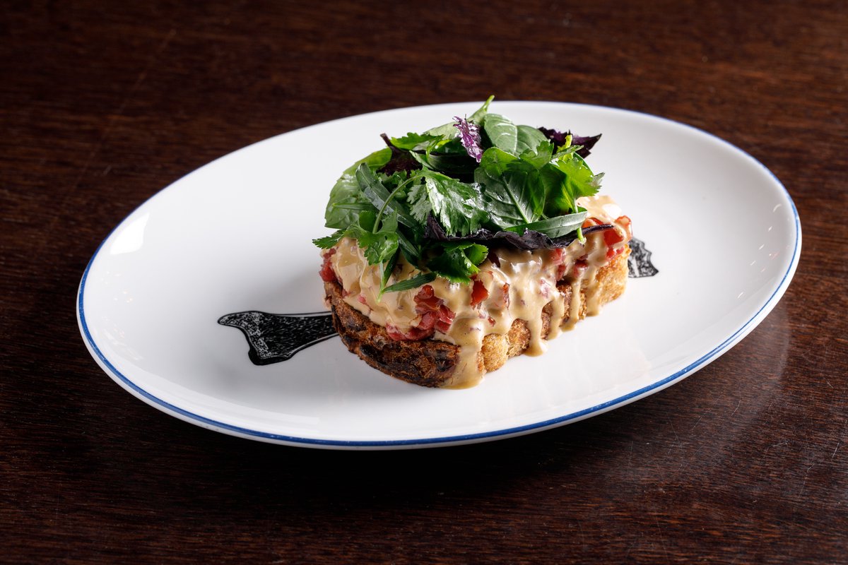 Тартар из говядины с соусом из кваса и томатной сальсой