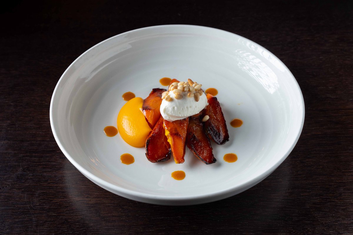 Печеная с медом морковь с соленым сыром и кедровым орехом