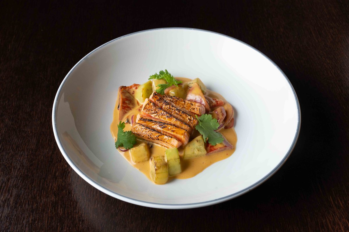 Жареный лосось с  паприкой и огурцом