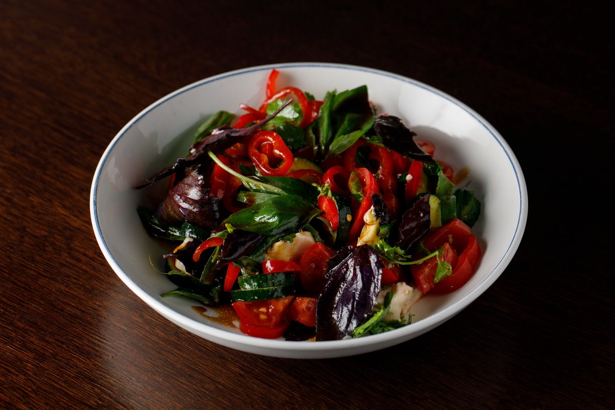 Салат из томатов и молодого сыра