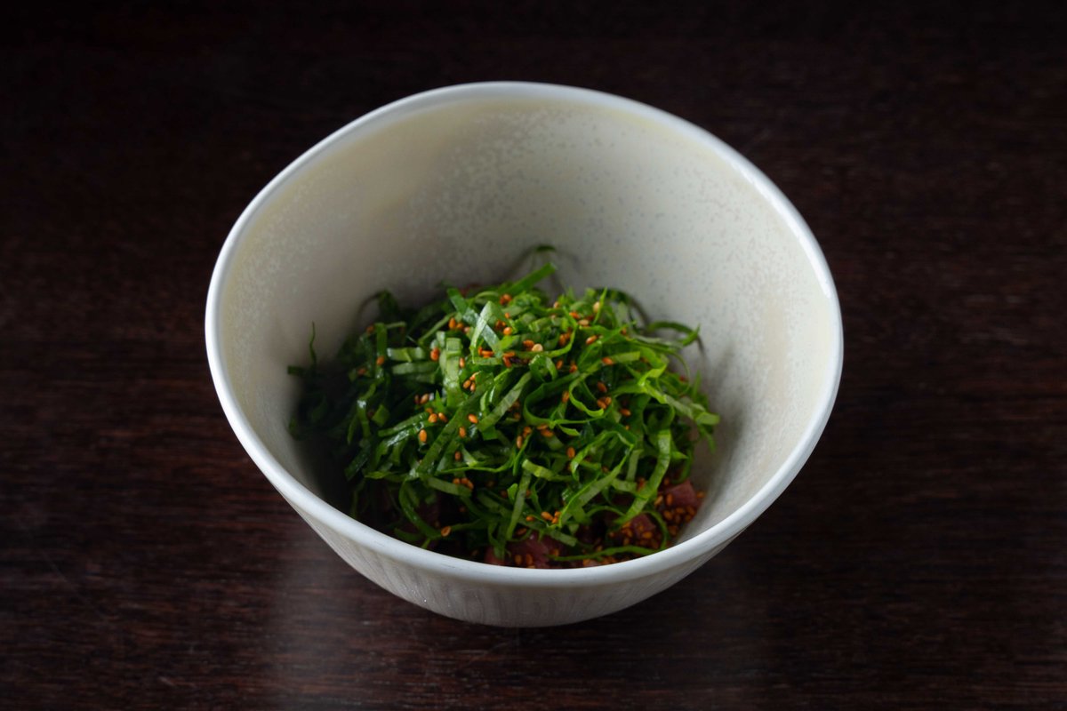 Тартар из говядины со шпинатом и трюфельным понзу