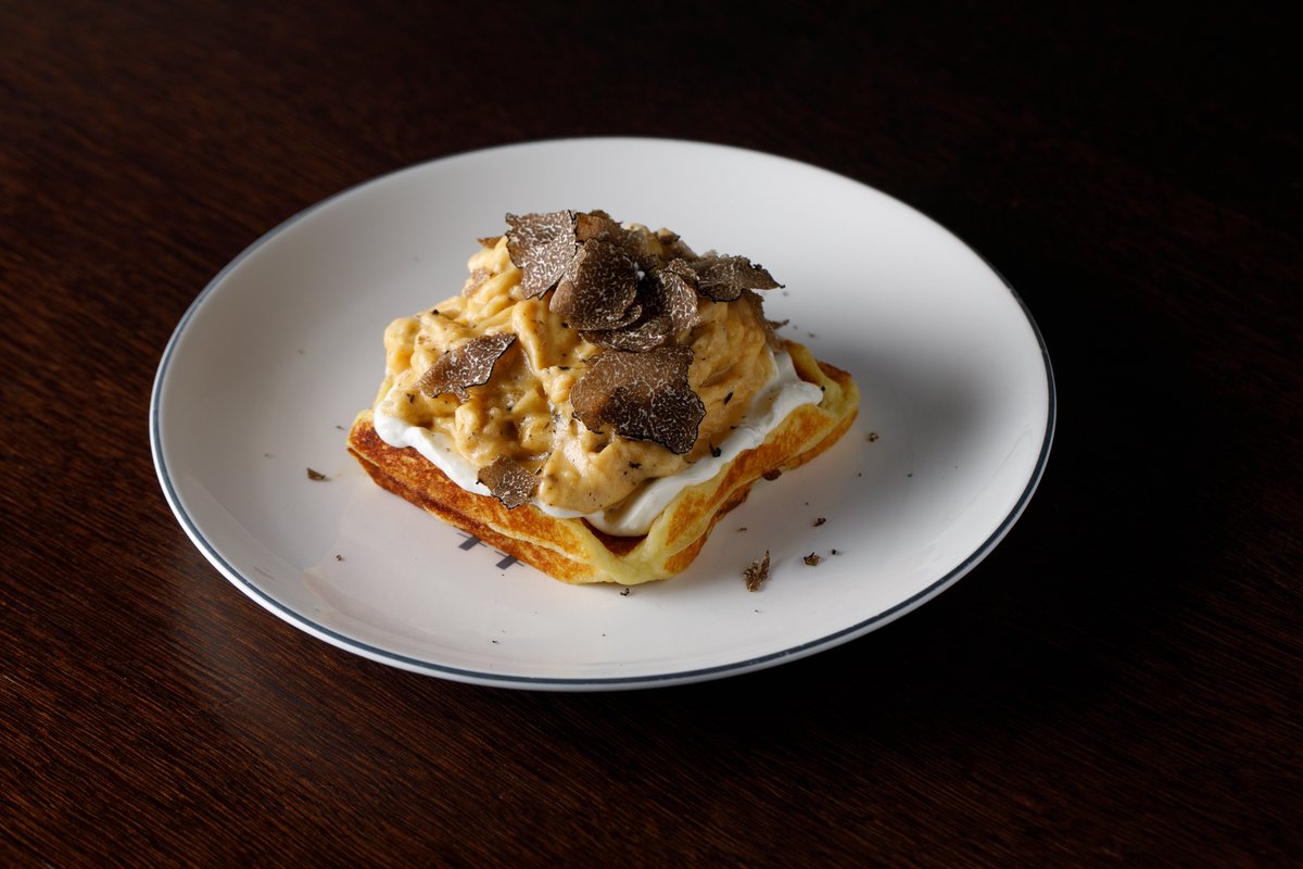 Картофельная вафля с трюфельным скремблом