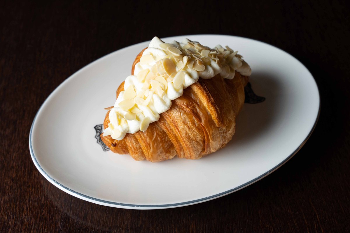 Круассан с ванильным кремом и вишней