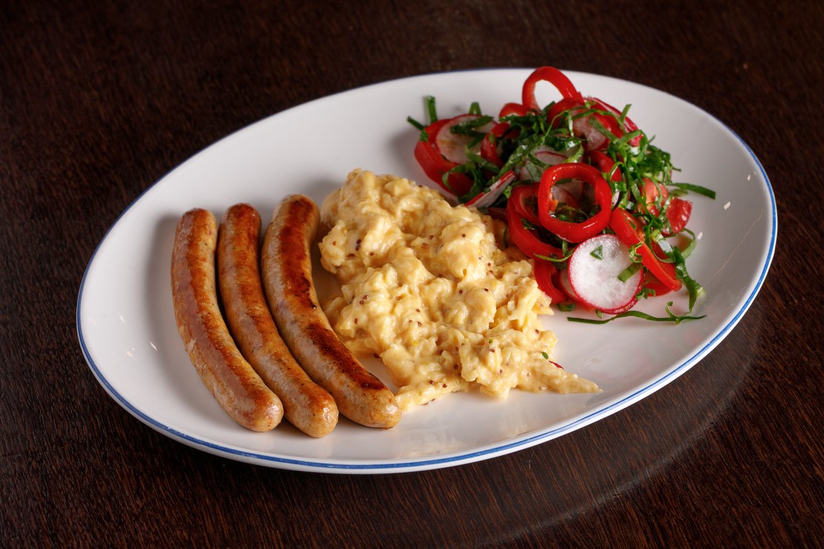 Скрембл с колбасками и зерновой горчицей