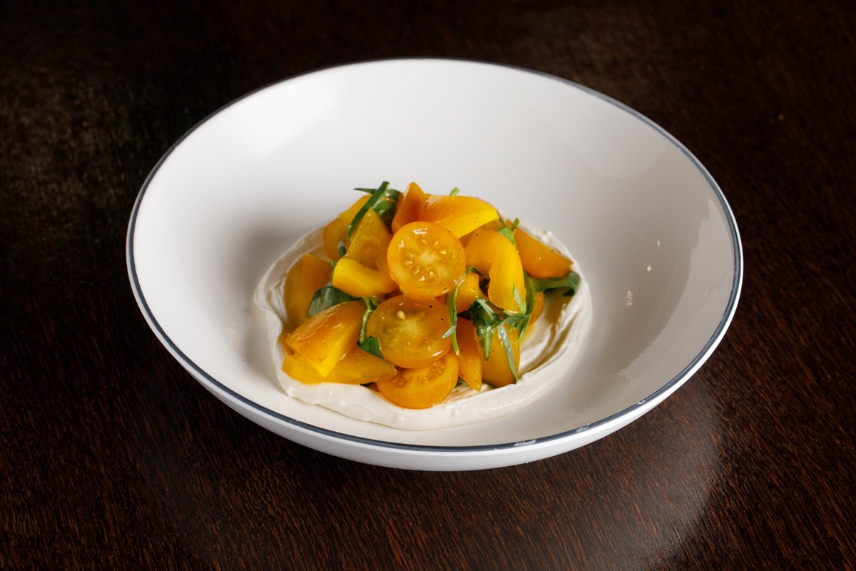 Салат из желтых овощей с кремом из сыра фета