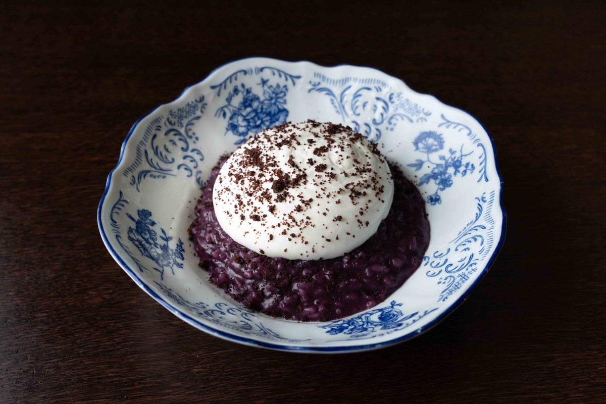 Рисовая каша с черникой и сметаной