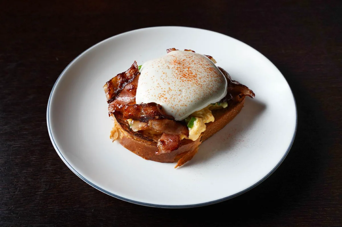 Скрембл с беконом на пшеничной бриоши