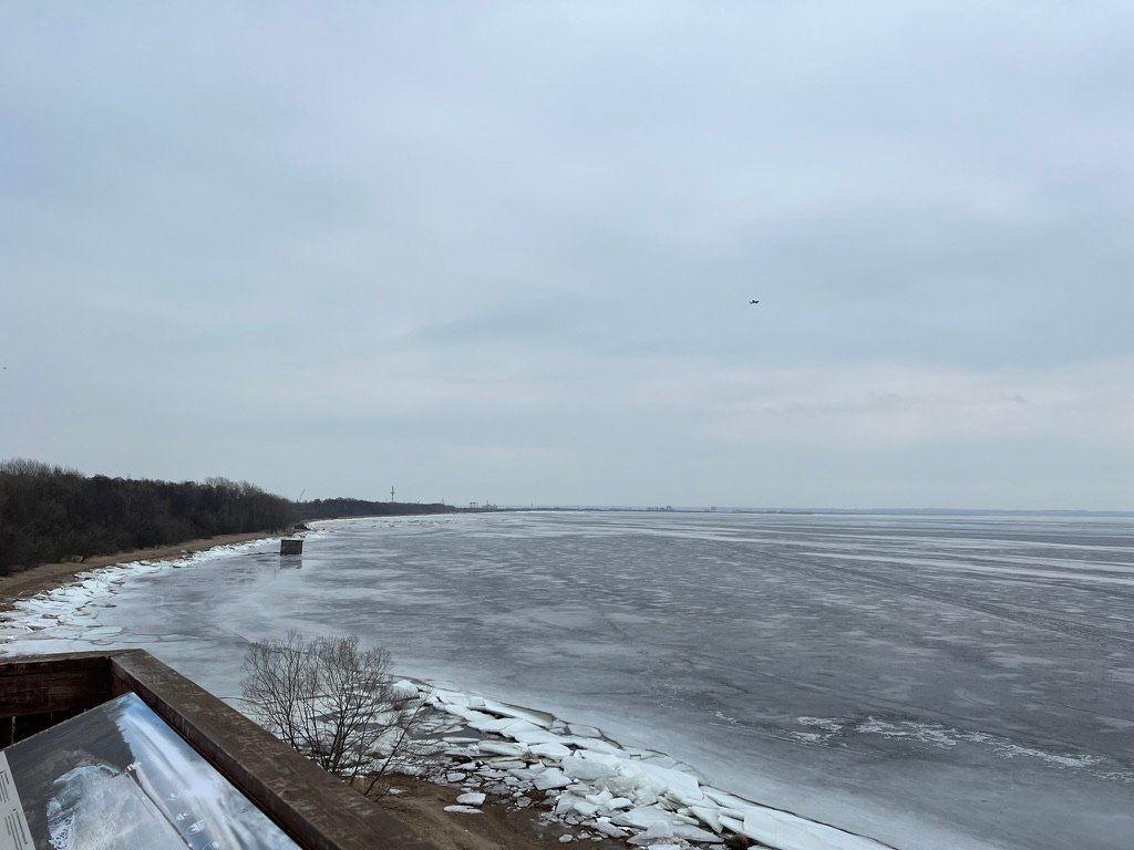 Вид со смотровой площадки в сторону дамбы