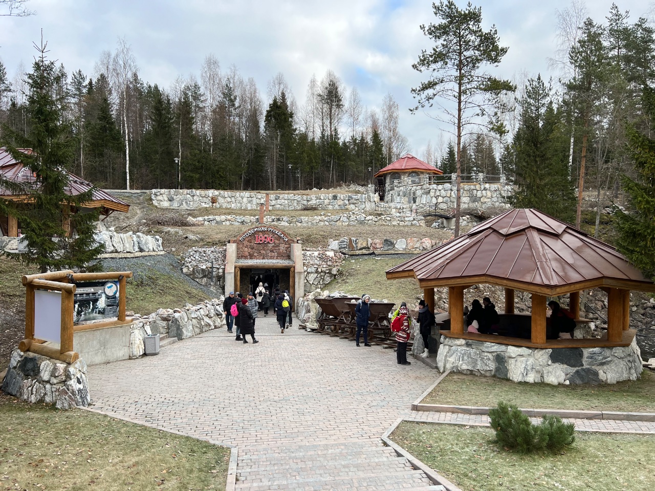 Вход в подземные пещеры