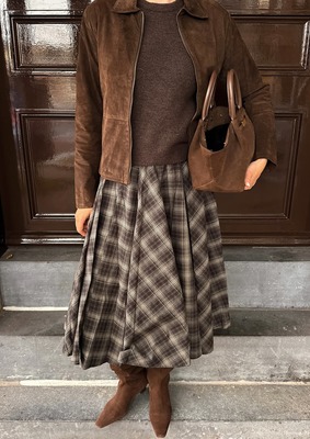 Sophie Kremer в клетчатой юбке