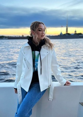 Ольга Бузова в белой кожаной куртке