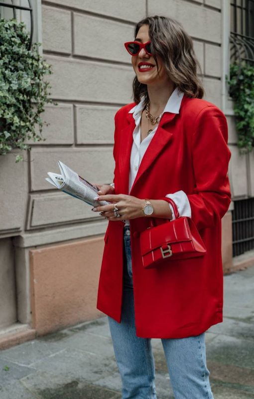 Образ с красным пиджаком свободного кроя