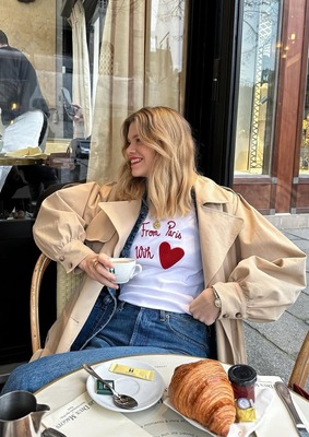 Elodie Romy в тренче