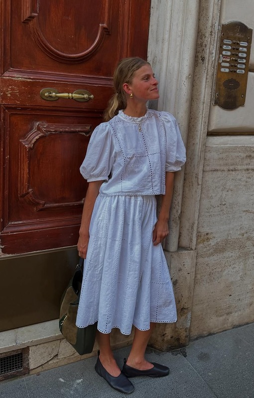 Alice Pilate в ажурном костюме