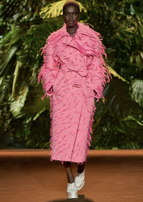 Розовое пальто с перьями Roberto Cavalli