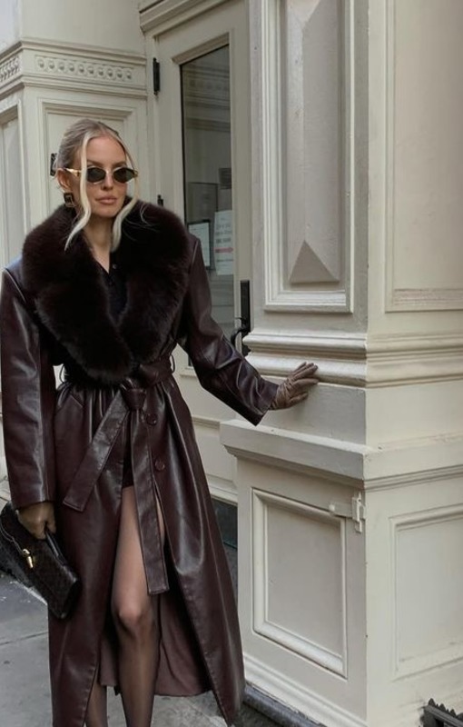 Леони Ханне в кожаном плаще