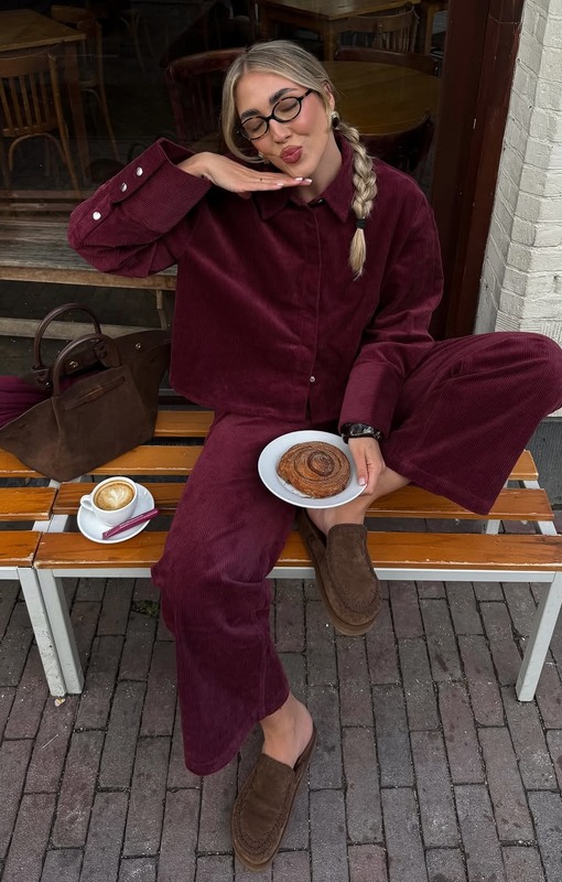 Sophie Kremer в ярком костюме