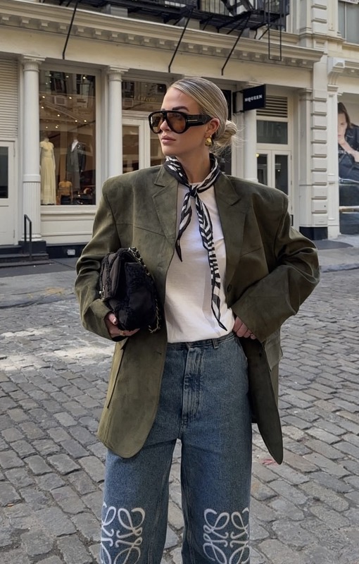 Lauren Watson в замшевом жакете