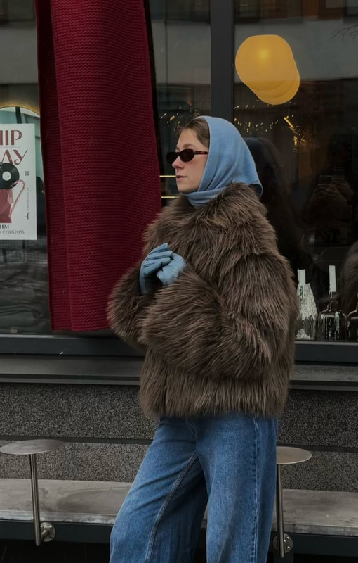 Ксения Савоник в укороченной шубе