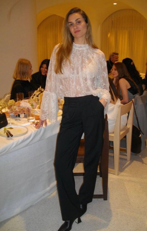 Annelaure Mais в кружевной блузе