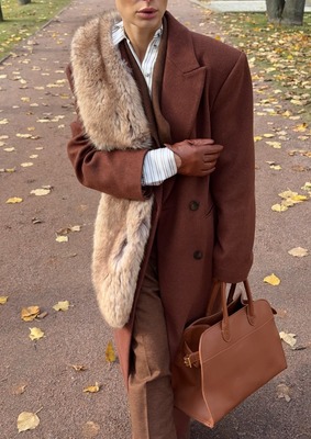 Dasha Mityagina в коричневом пальто