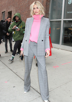 Хейли Бибер в розовом объемном свитере