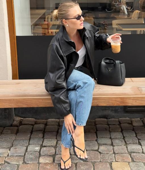 Pernille Wilby в кожаном бомбере