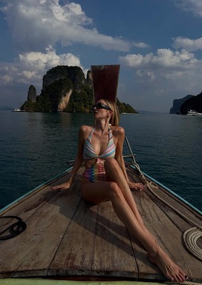 Leonie Hanne на море
