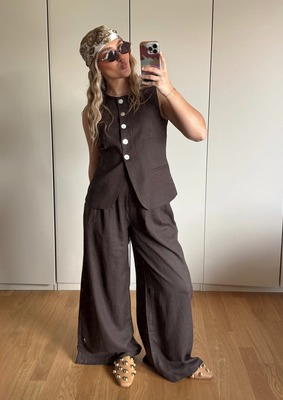 Lara Brucker в костюме с жилетом