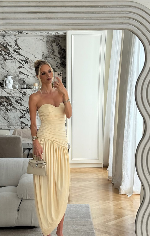 Леони Ханне в желтом платье