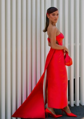Effie Kats в красном платье
