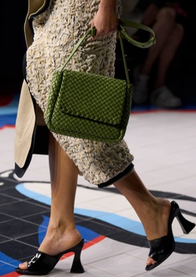 Зеленая плетеная сумка