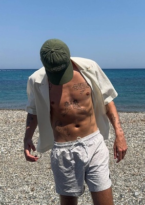 Isaac Hudson на пляже