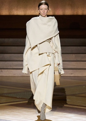 Трикотажный образ Issey Miyake, осень 2024
