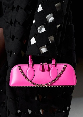 Розовая сумка с цепью Valentino