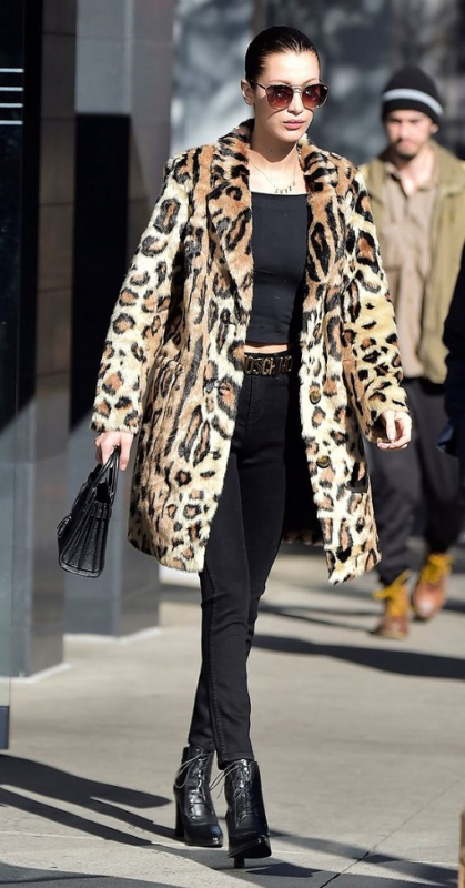 Белла Хадид в леопардовом пальто