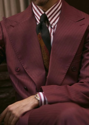 Carlos Dominguez в костюме цвета бордо