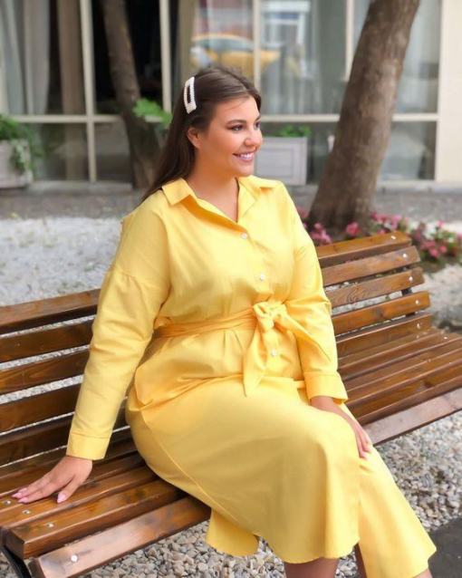 Яркое платье-рубашка желтого цвета