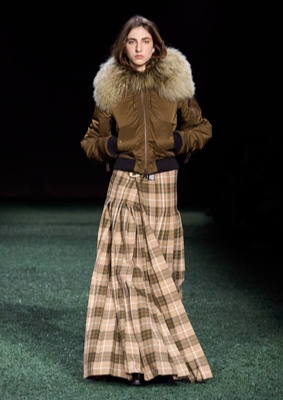Бомбер с меховым воротником Burberry, осень 2024
