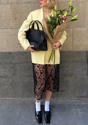 Linda Sza в прозрачной юбке