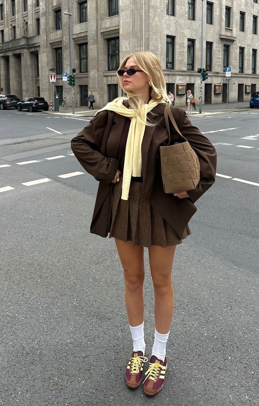 Linda Sza в плиссированной юбке длины мини