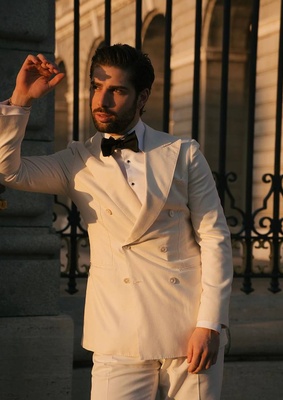 Javier Ausin в белом костюме