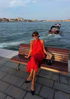 Julie Sergent Ferreri в красном платье