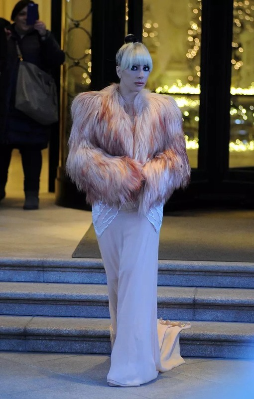 Леди Гага в розовой шубе в Милане 2018