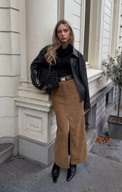 Karina Aygistova в замшевой юбке