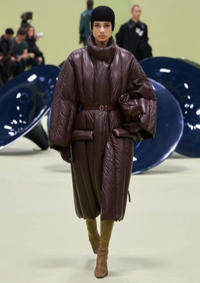 Бордовый пуховик Jil Sander, осень 2024