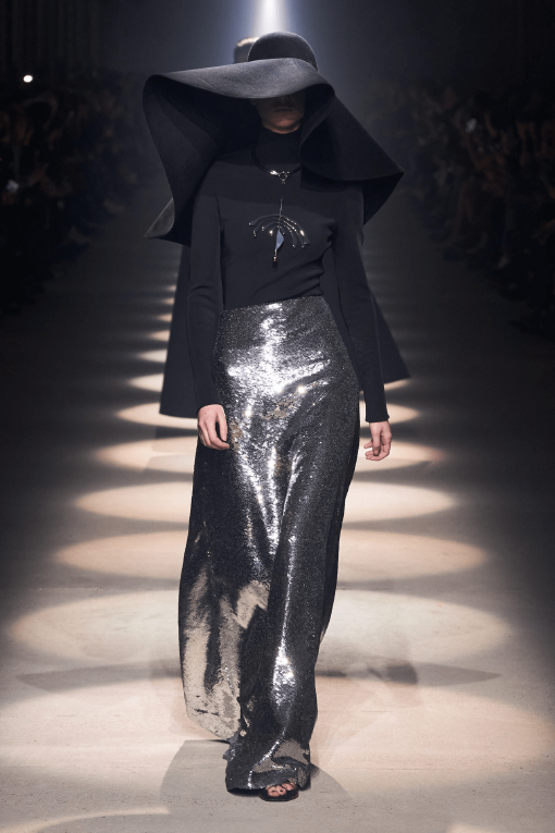 Образ с блестящей юбкой Givenchy