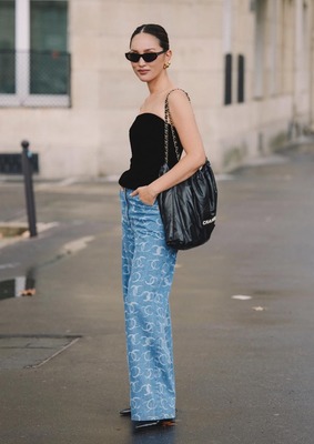 Nicole Warne в джинсах с принтом