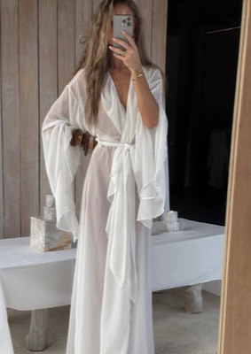 Hanna Schonberg в платье на запах